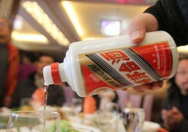 【名酒鉴定回收】倒茅台酒时倒不出酒是什么原因?